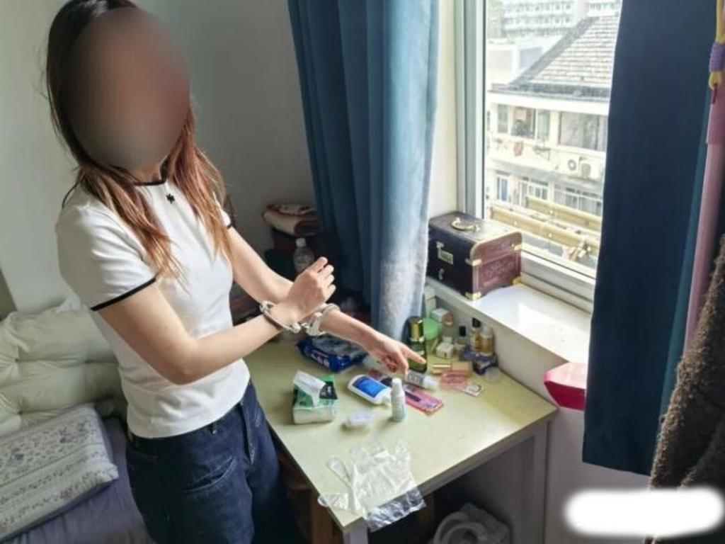 浙江杭州，沈女士出国旅游回来，发现自己的金戒指变成了假戒指，果断报了警，随着民警