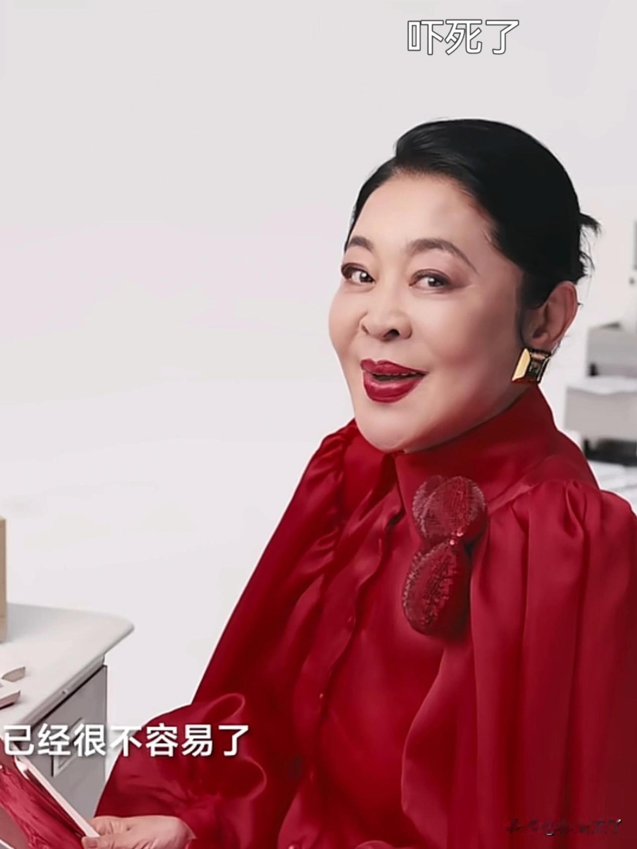 母亲节倪萍这组妆造真的一言难尽！有没有人和我一样，觉得她这支母亲节广告视频里的