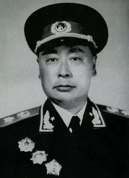 1955年全军授衔之前，刘少奇坚持反对给陈毅授元帅军衔，周恩来听闻此事，立马写了