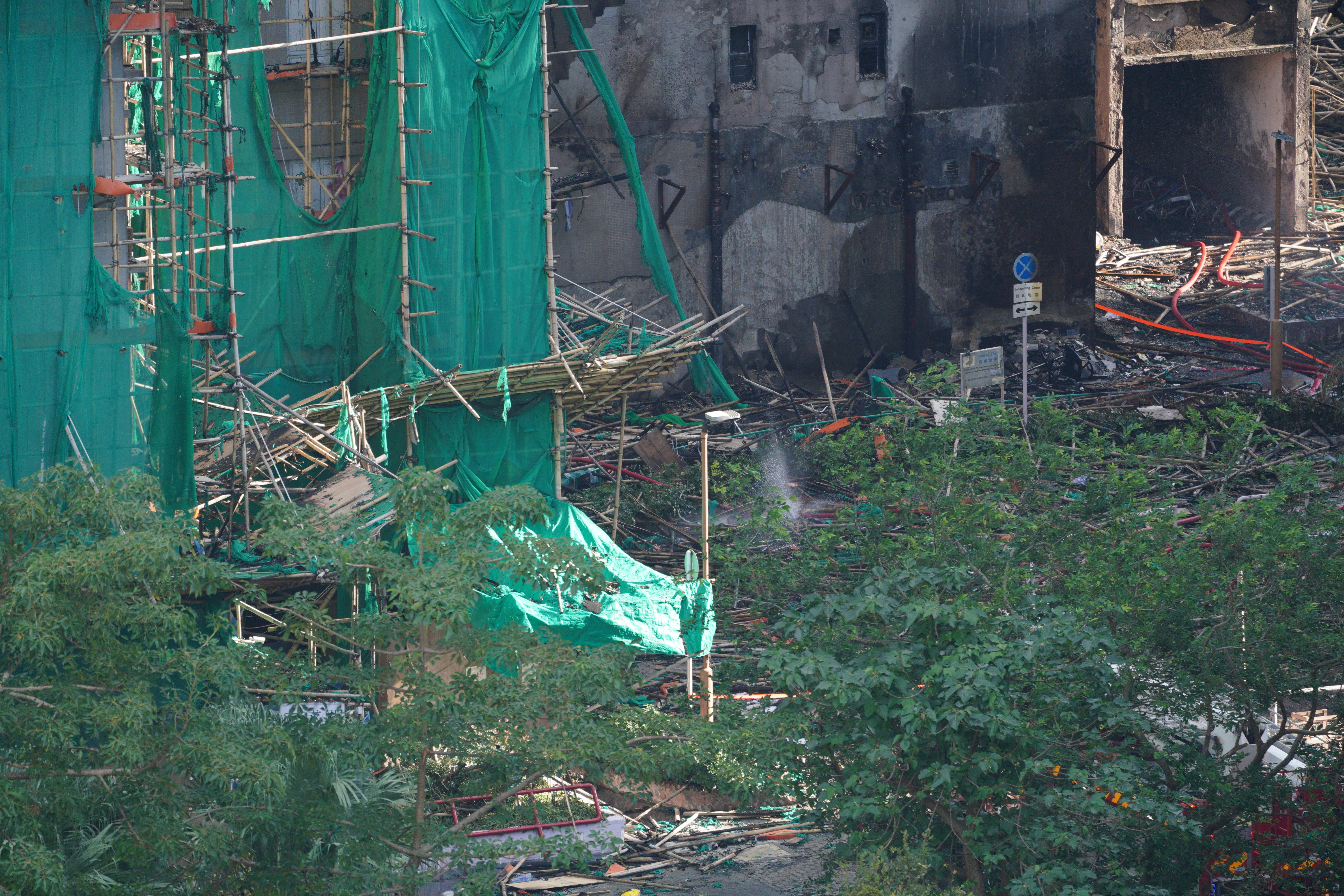 🔻大公文汇网分享的现场照片。🔻许多竹子堆积在地面甚至大楼入口附近。🔻此前，