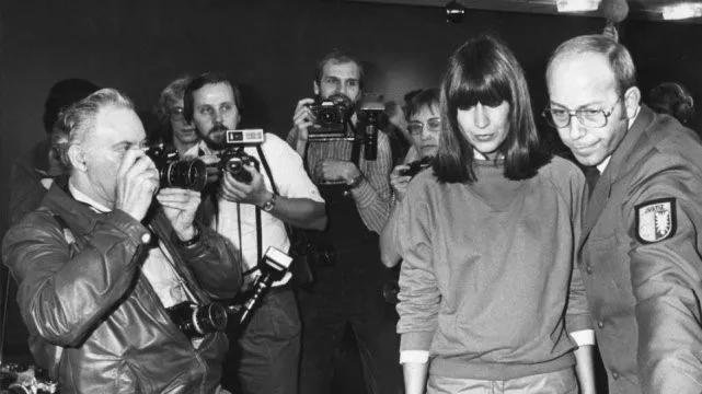 1981年的德国法庭上，当听到杀害自己女儿的凶手被判不用偿命后，玛丽安异常平静地