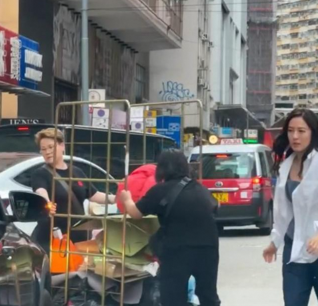 唐诗咏街头助婆婆推车：昔日TVB视后的暖心善举