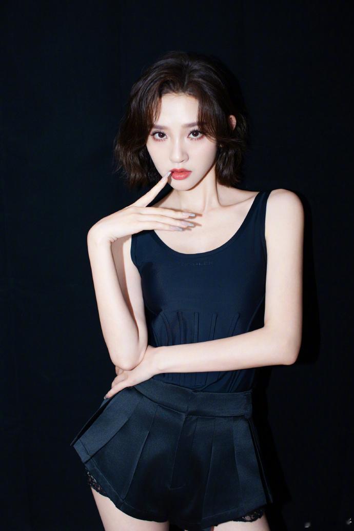 唐艺昕问选他拍还是自拍谁被可爱到了我不说！姐姐还专门来问我们，他拍氛围感绝了，自