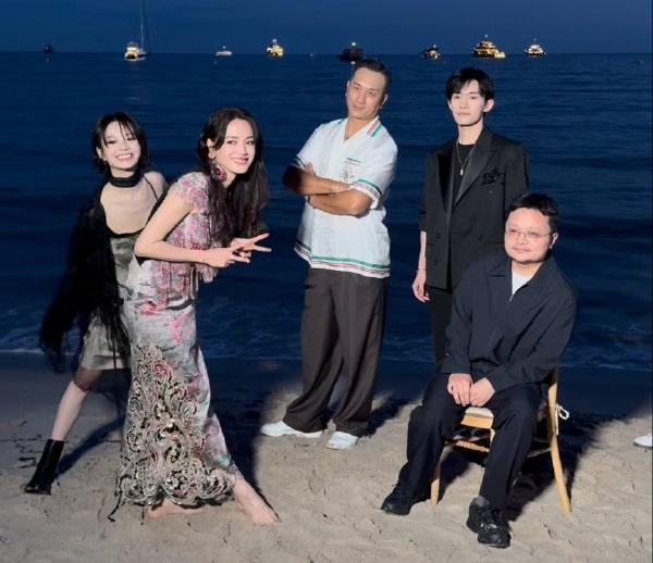 近日舒淇和易烊千玺以及李庚希在海边拍摄了一组很美的大片，几位都特别的时尚，也都很