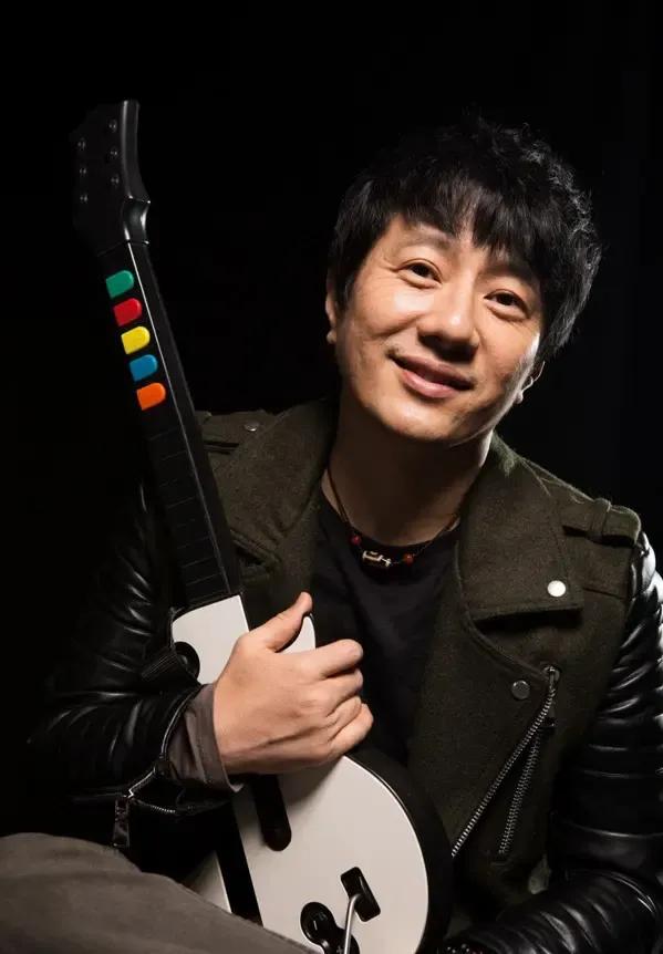 不看《歌手》，还不知道郑钧的地位已经这么低了。总决赛出场时，他和陈楚生第一个出来