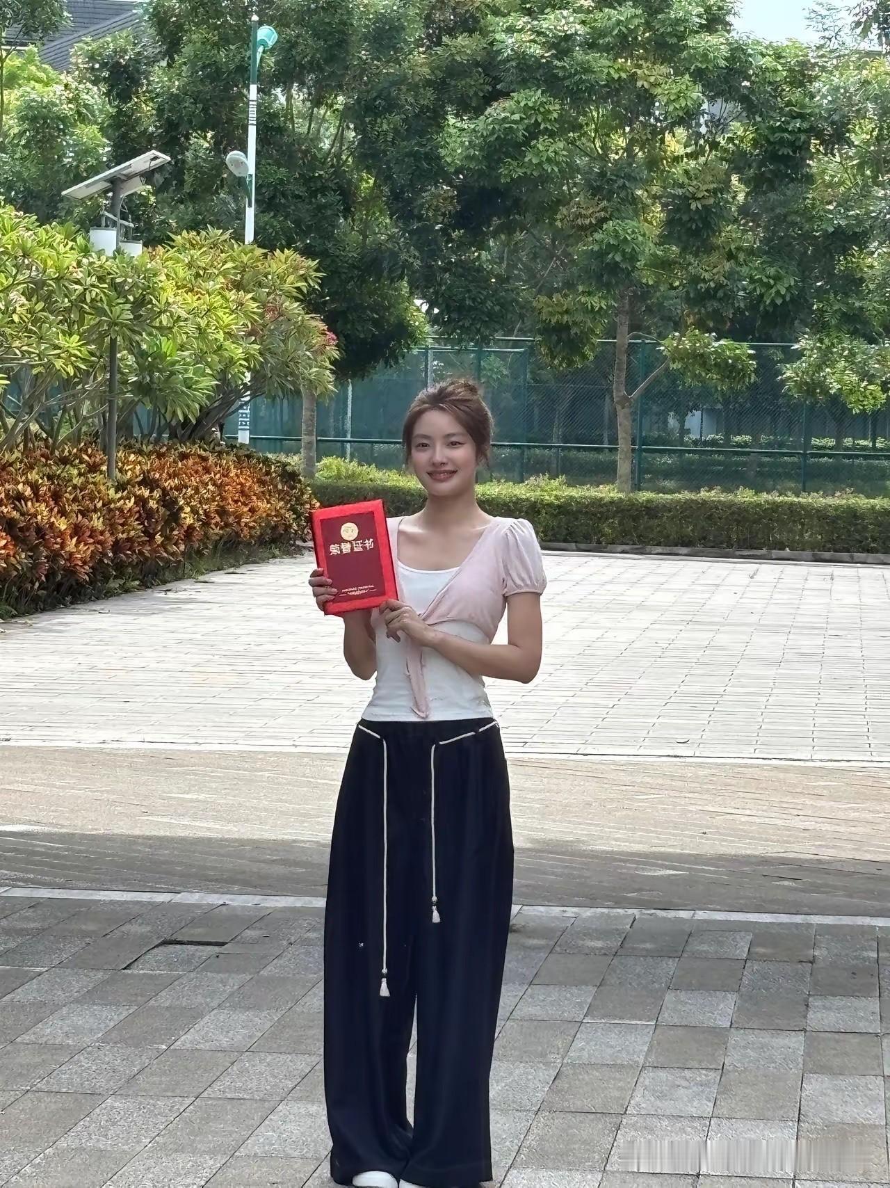 不怪那么多人想娶她，路人镜头下都美若天仙！