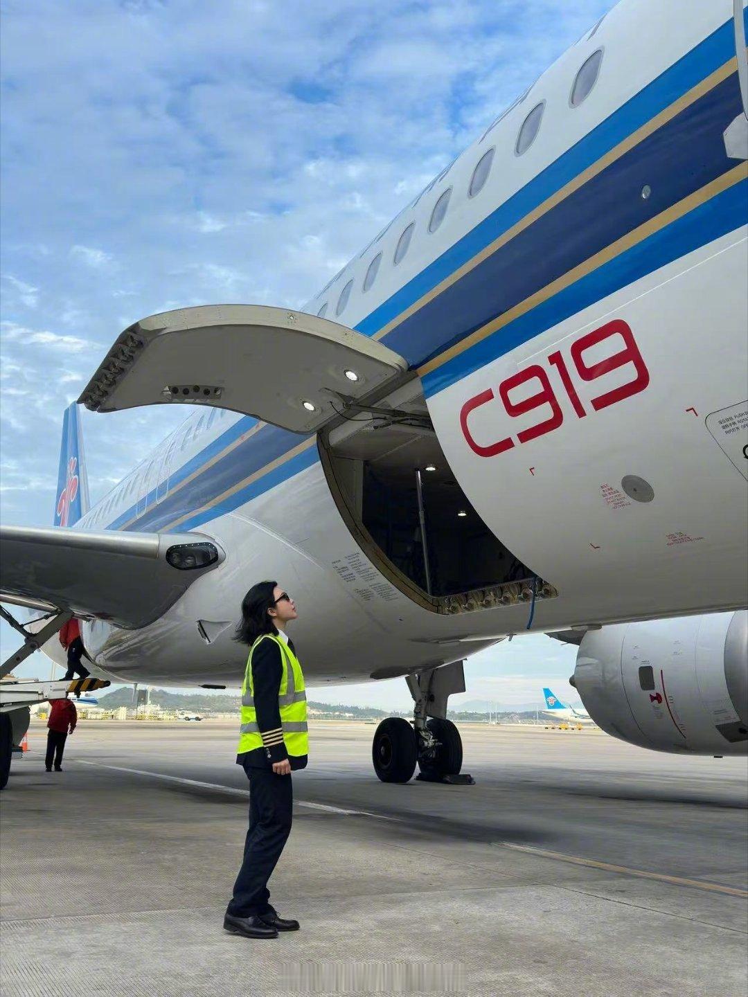 首位C919女机长执飞中国南方航空。