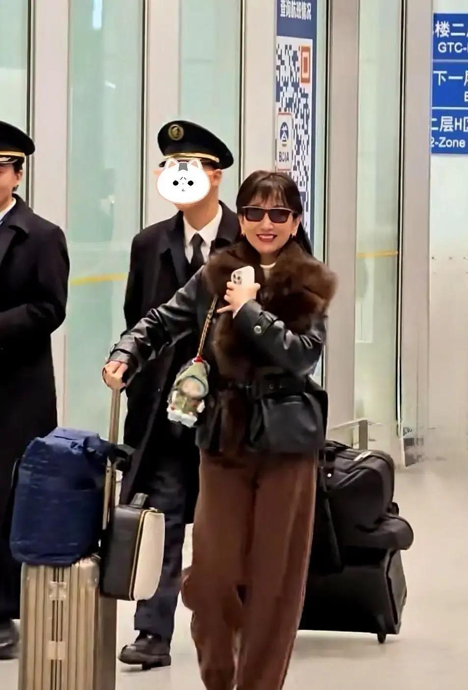 70岁赵雅芝机场生图曝光，全网炸锅：她到底靠什么赢时间？照片里，她背挺得笔