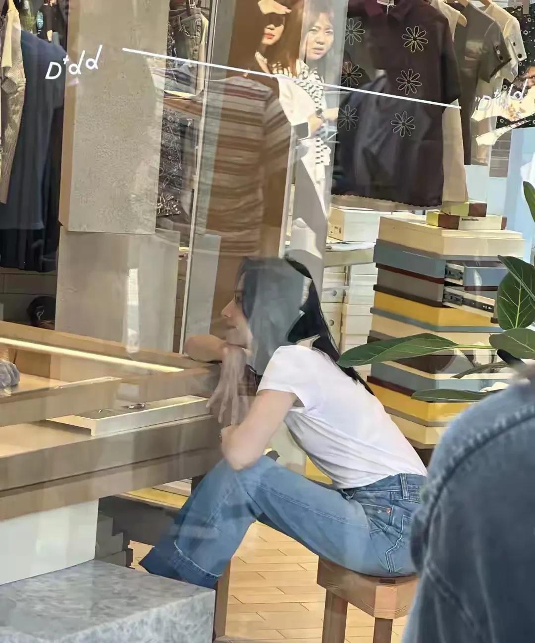 45岁董洁在河北秦皇岛开了第一家服装买手店，董洁到店里视察工作，她一身简单的打扮