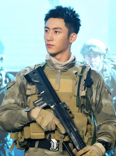很多人都听说，黄景瑜是军三代，是上甘岭英雄的后代。少有人知，这位英雄的亲孙子，16岁便独自离家闯荡，
