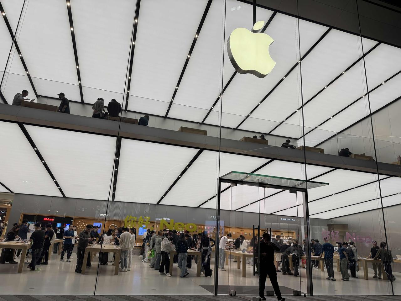 苹果MacBookNeo的人气，远超很多人的想象，苹果店里很多人都来看真机，销