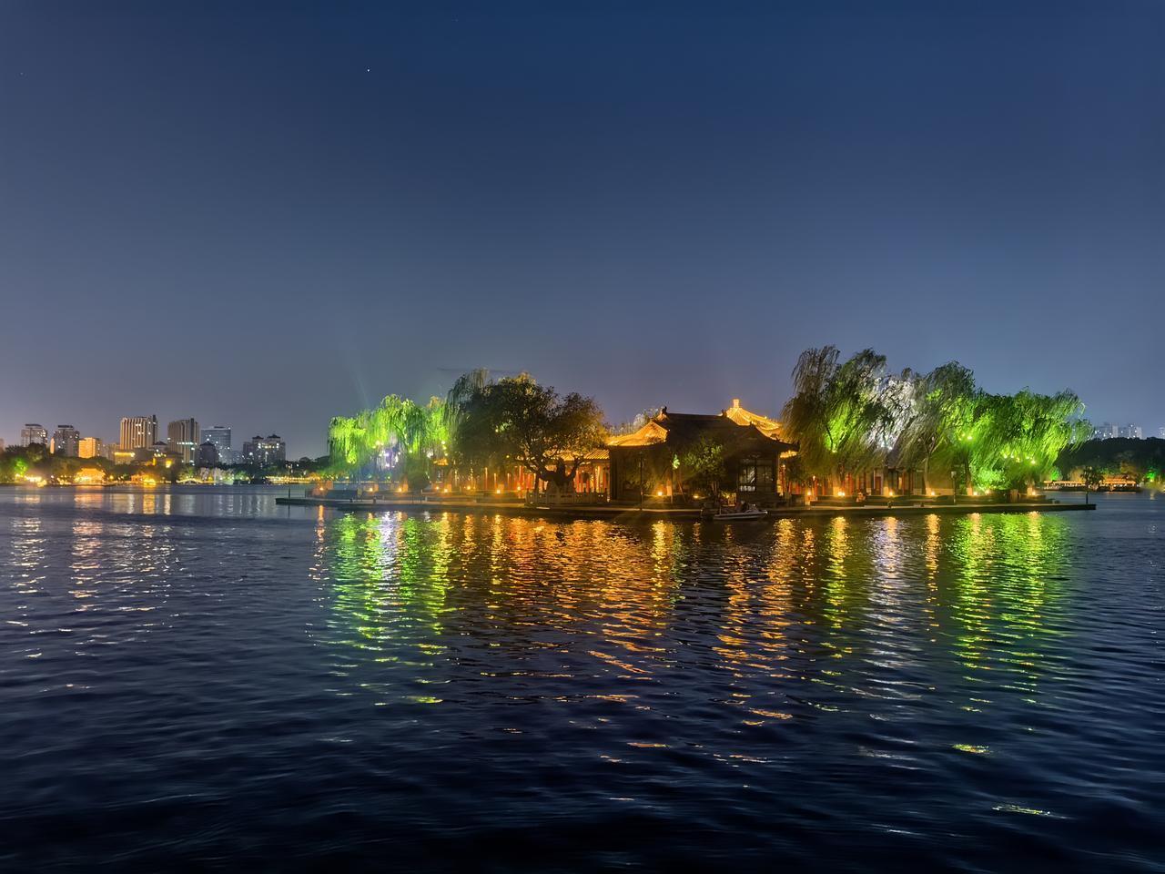 大明湖的夜