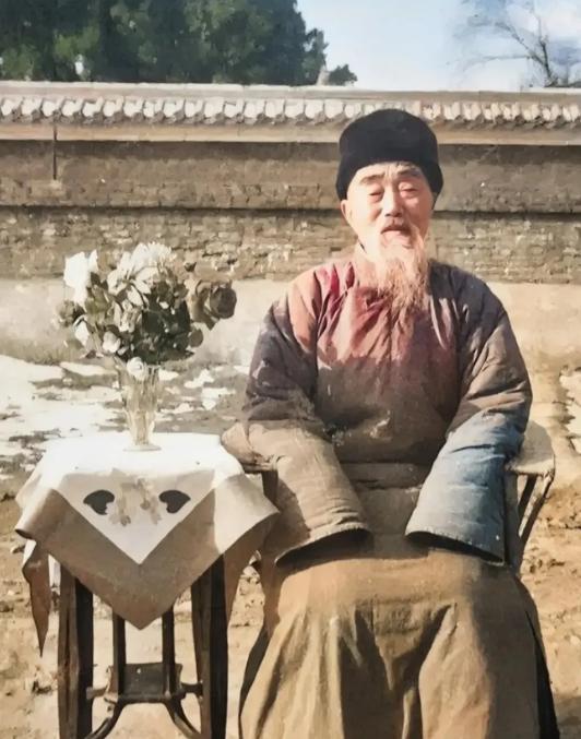 1957年，林彪的老父亲林明卿，坐在家门口晒太阳时，留下的一张老照片，镜头中的他