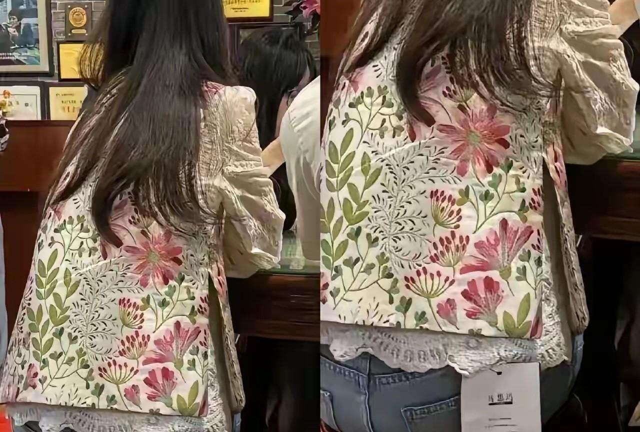 真是佩服现在年轻人的勇气啊！裤子后面挂着这么大一块吊牌，照样穿着出来逛街吃饭，丝