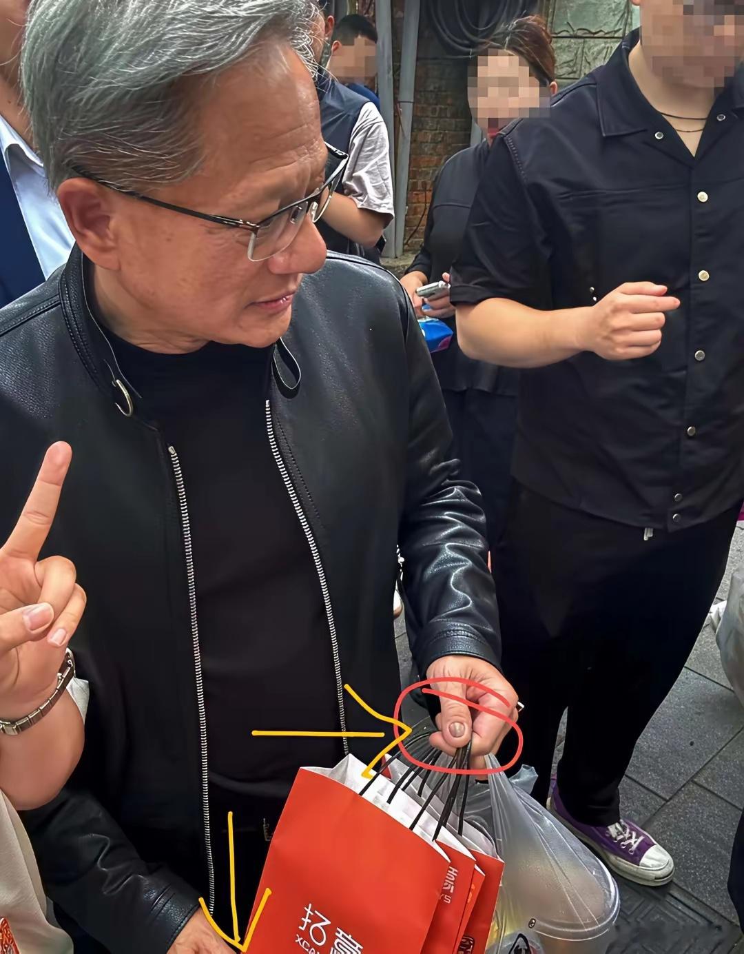 黄仁勋的指甲是搬显卡，磨损的？