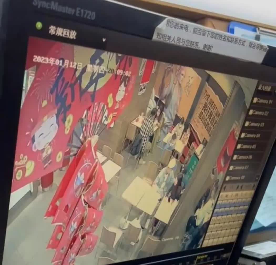 广东广州，一孕妇在快餐店就餐时，因服务员的失误，将十多个餐盘砸在孕妇的背部，导致