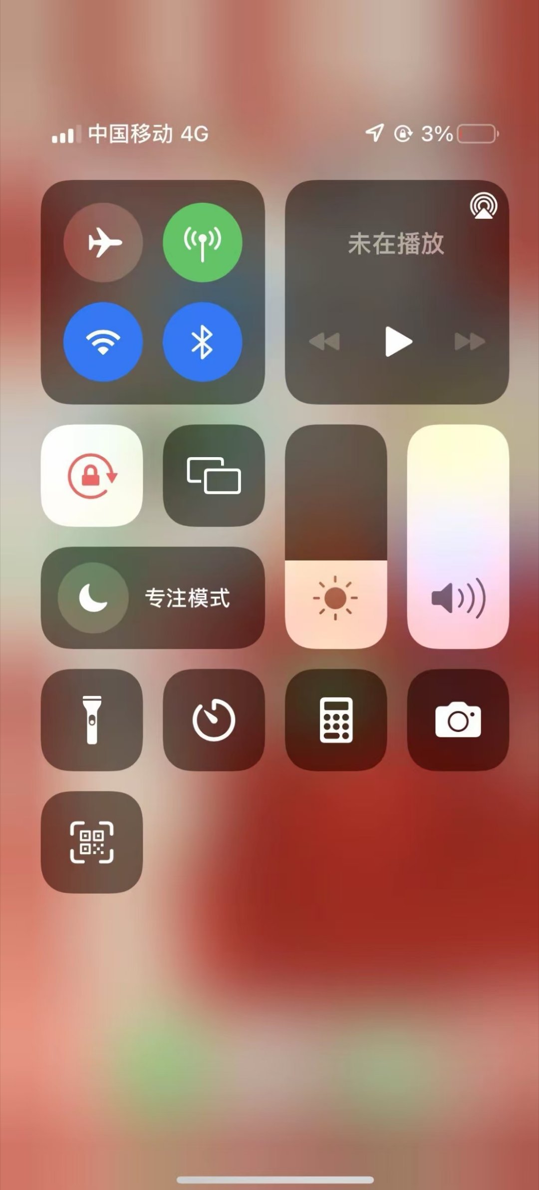 国庆开长途，我朋友的苹果手机没电了，也没带充电宝，车上也不支持无线充，关键手机还