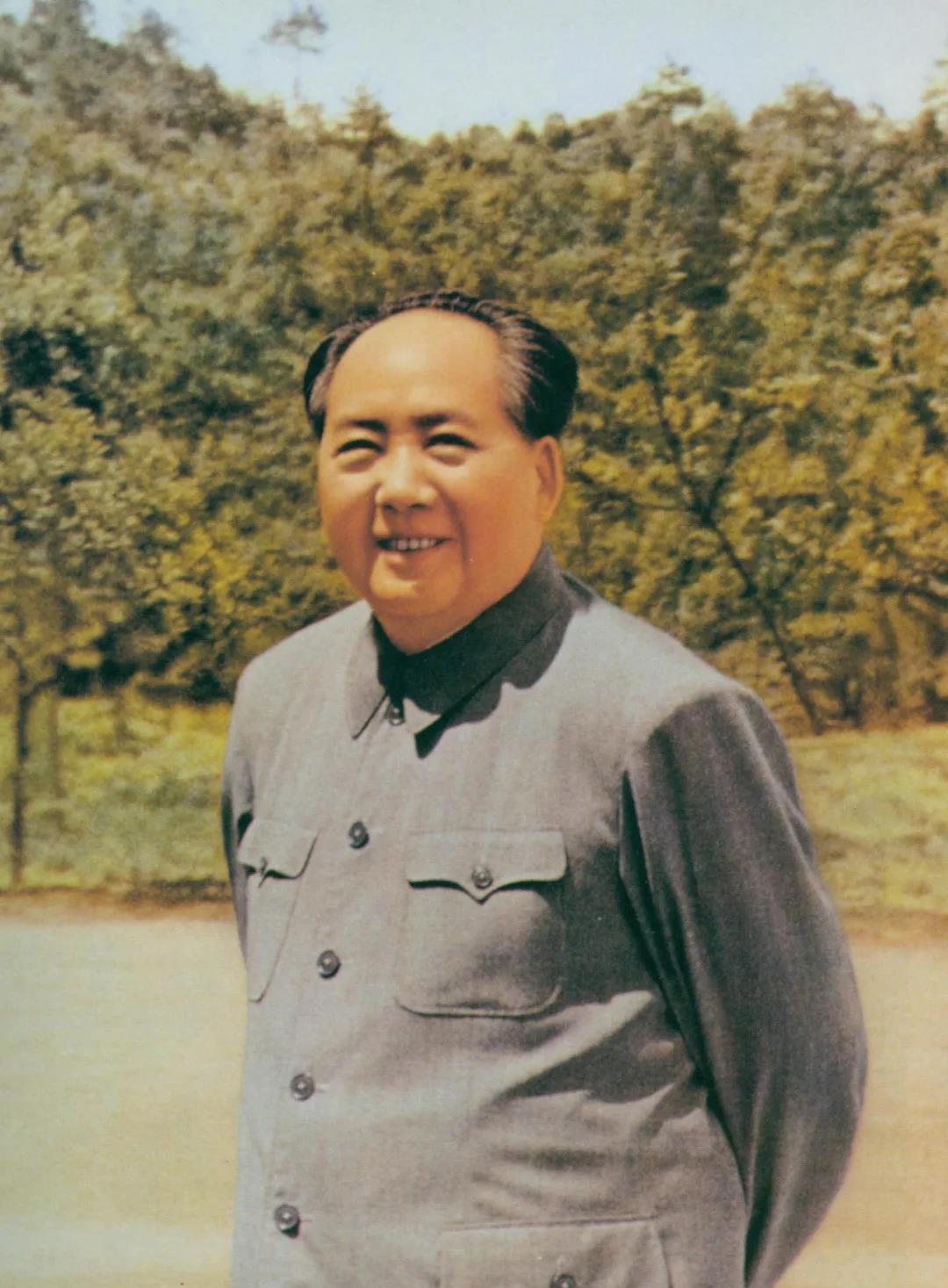 1976年9月9日，一男子得知毛主席逝世后，当即便拿起了剪刀直接冲向了