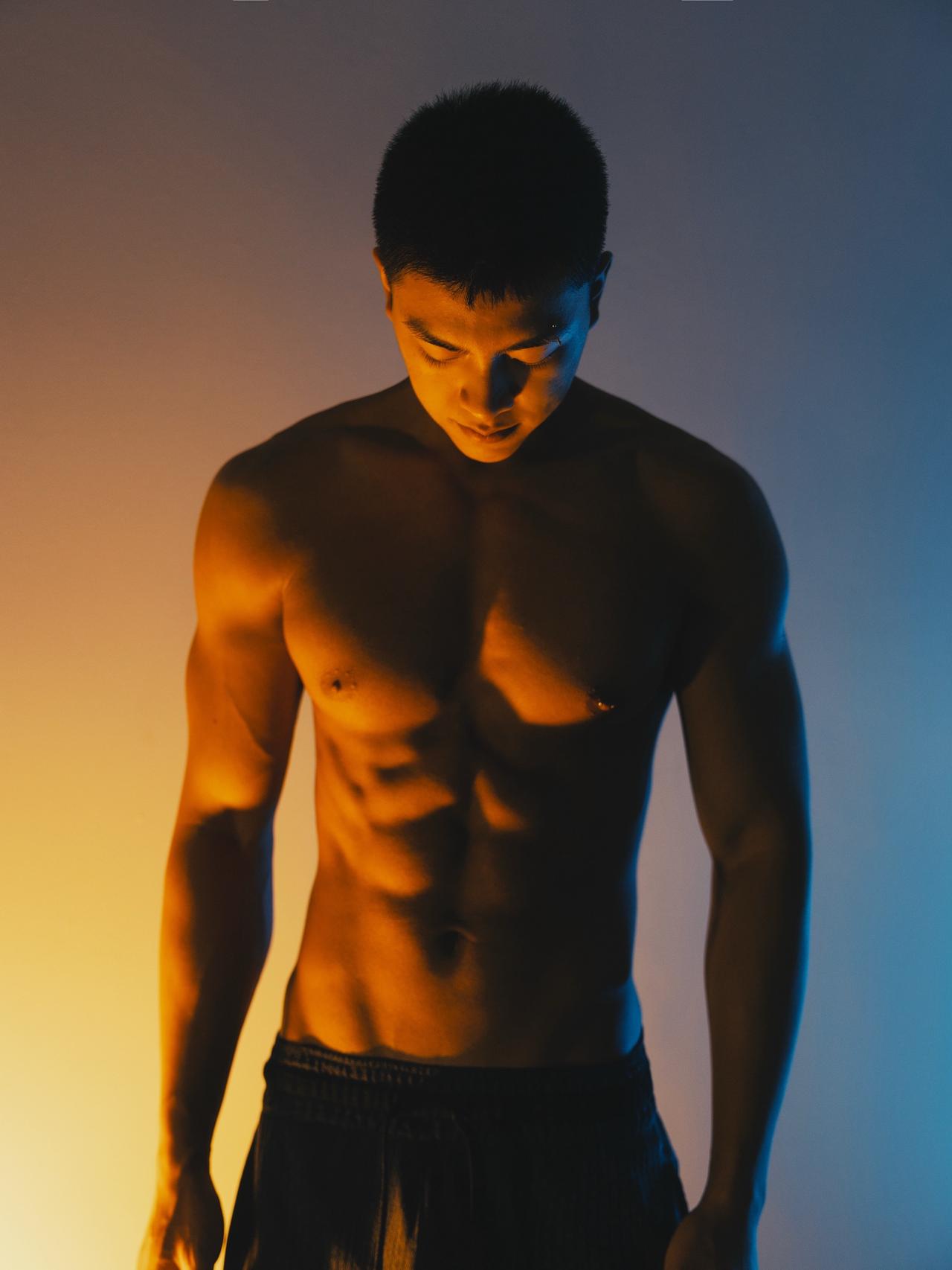 一起感受这夜晚禁欲系荷尔蒙肌肉