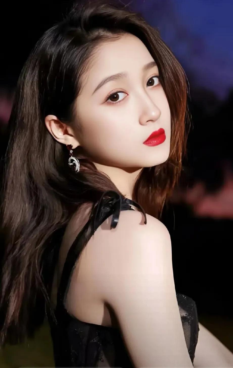 家人们，我闺蜜在剧组做场务，给我爆了个大猛料🤩1997年的关晓彤，电视上俏皮