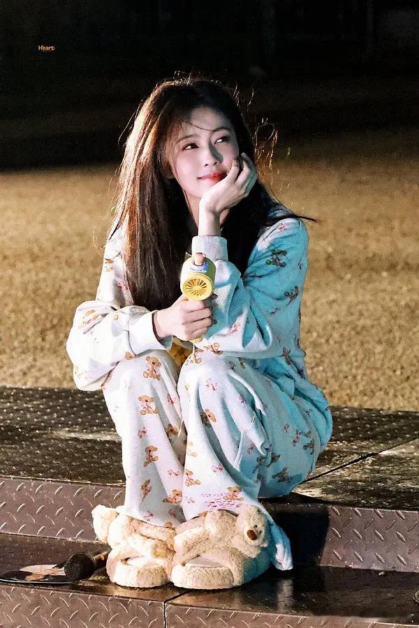 白鹿真的活该是大流量🌸啊，这就是鹿茸粘性高，粉丝越来越多的原因之一吧，业务能力