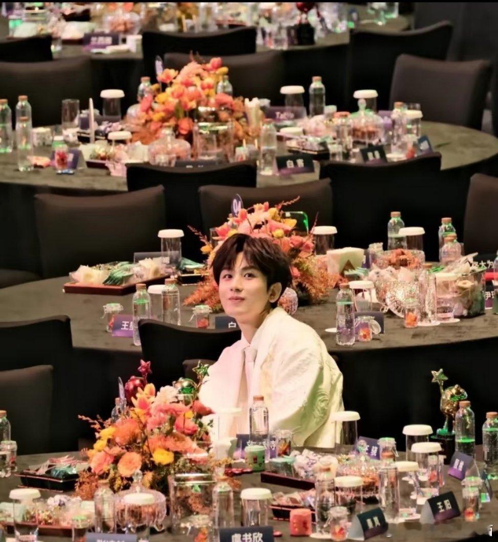 成毅那天坐到了最后一刻…那天他真的就这样一个人坐到了最后，然后特别好的有了这张神