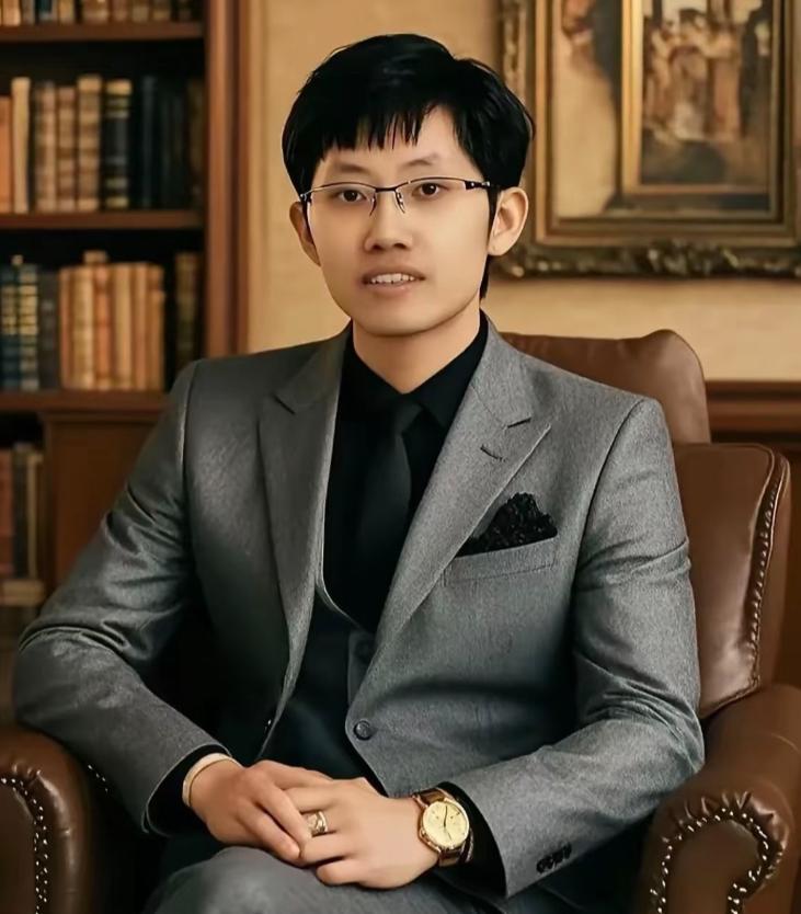 散户的愤怒值直接拉满了最近全网都在喊“抓住梁文锋”，散户们的愤怒已经压不住了！