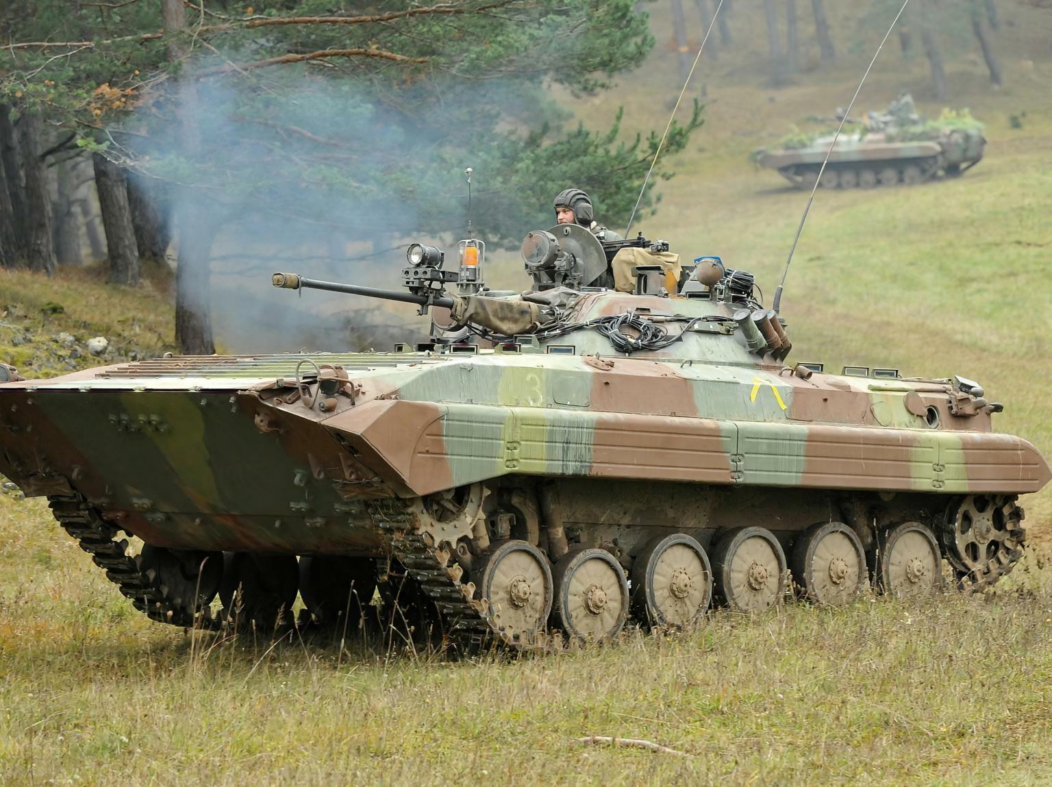 俄罗斯BMP-2步兵战车BMP-2是BMP-1步兵战车的改良型，属BMP系列的第