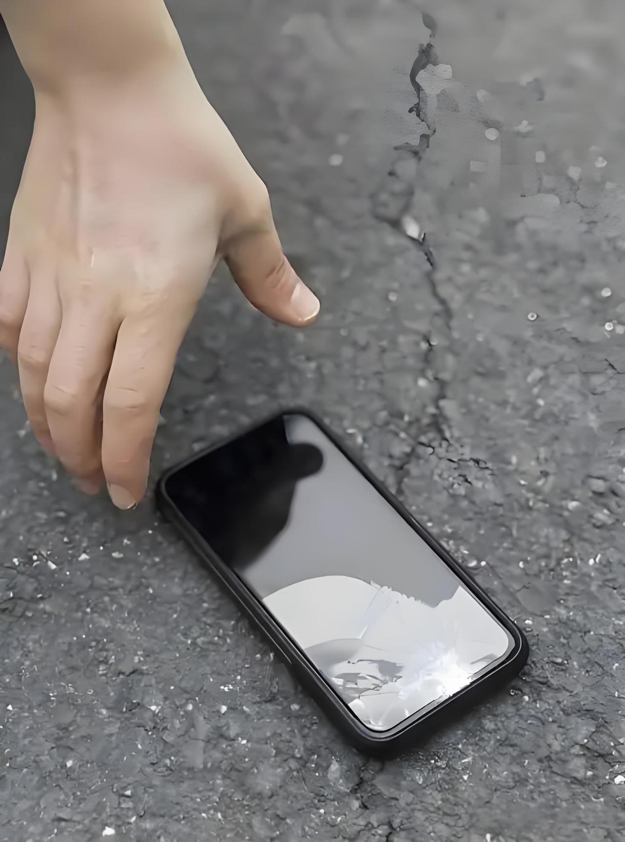 修路工人捡到手机后刷机，送给外甥女使用了，结果失主2年后从黑龙江赶到沈阳追回了手