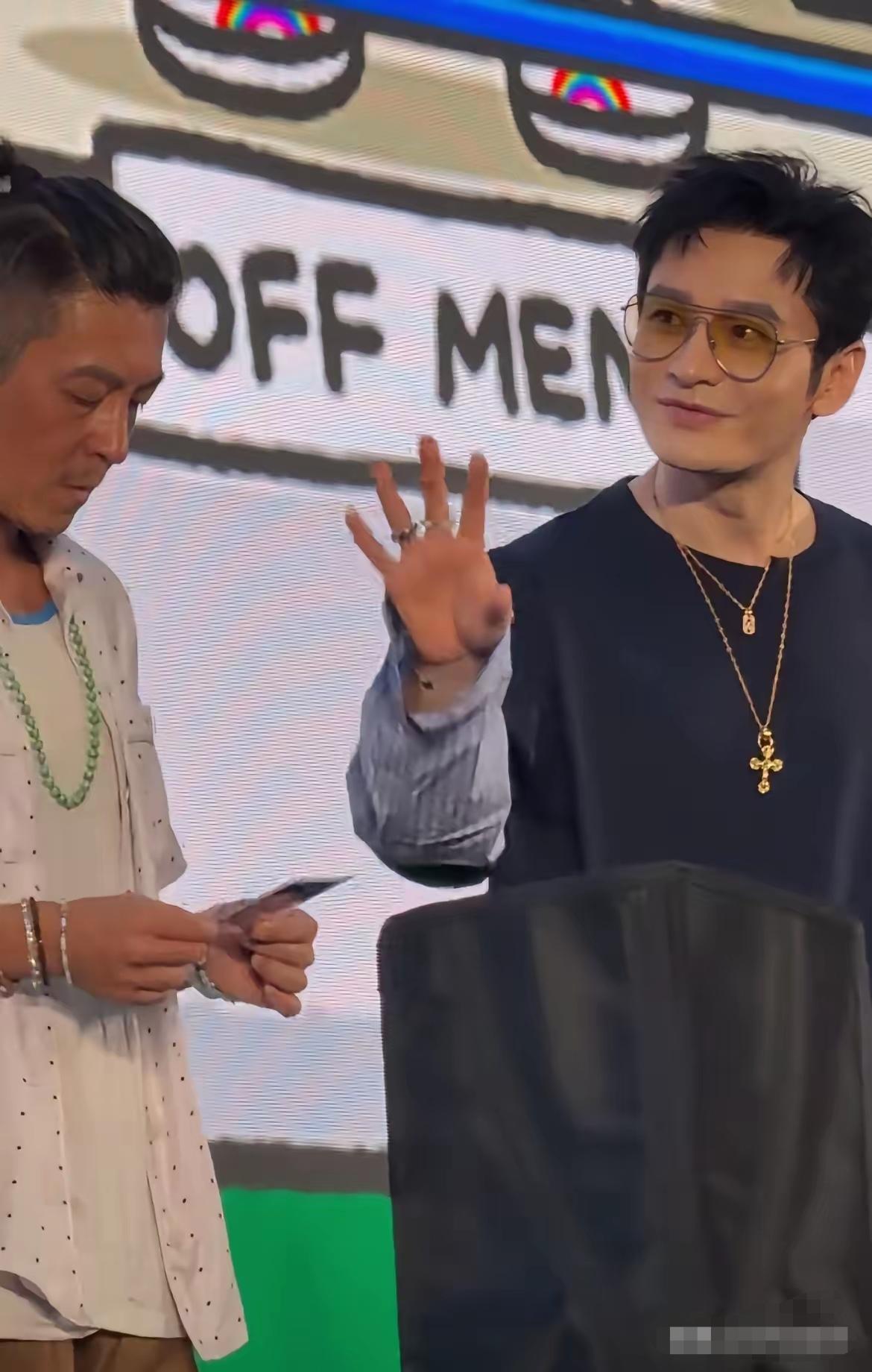 黄晓明和陈冠希同框，黄晓明肉眼可见的，化了妆的。皮肤很细滑的，而且，还戴了假发套