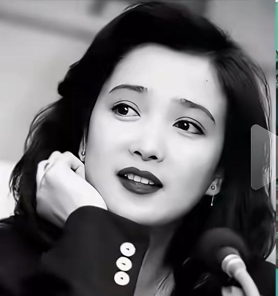 何晴那张被盖章的“古典美人脸”，输给了一张白纸。导演王扶林看到她第一眼就定了：