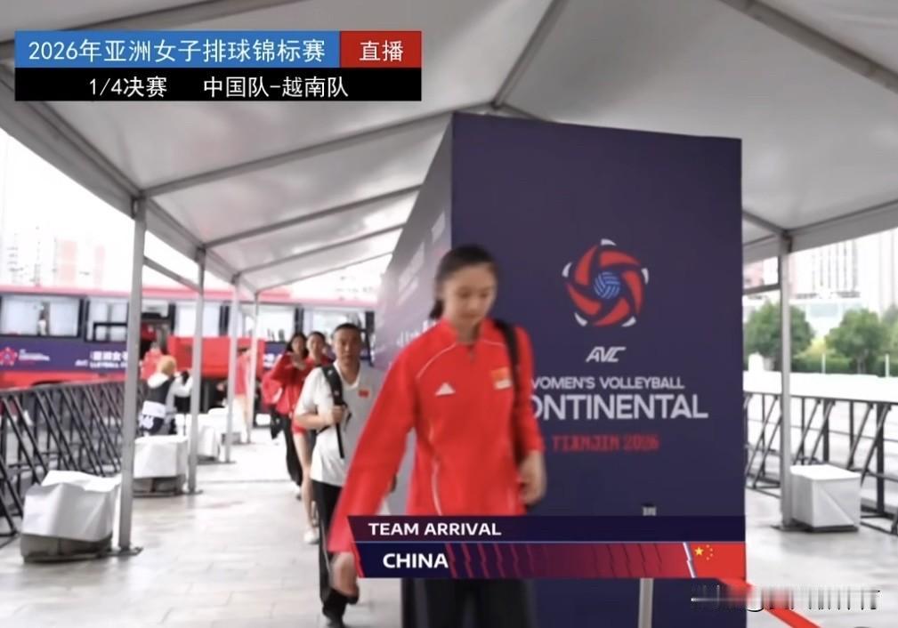 正在直播中国女排VS越南女排，1/4决赛淘汰赛正式打响！赵勇教练派出最强首发阵容
