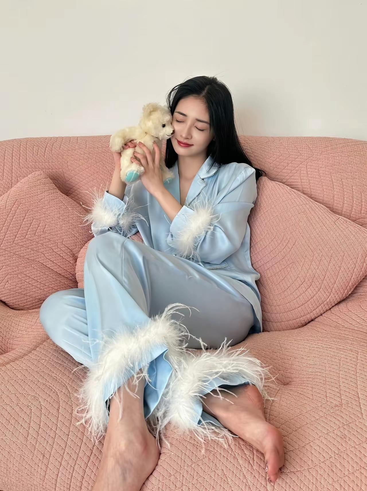 张艺凡🆚周洁琼，39码打不住[吃瓜]如今，流行“秀大jio”吗？