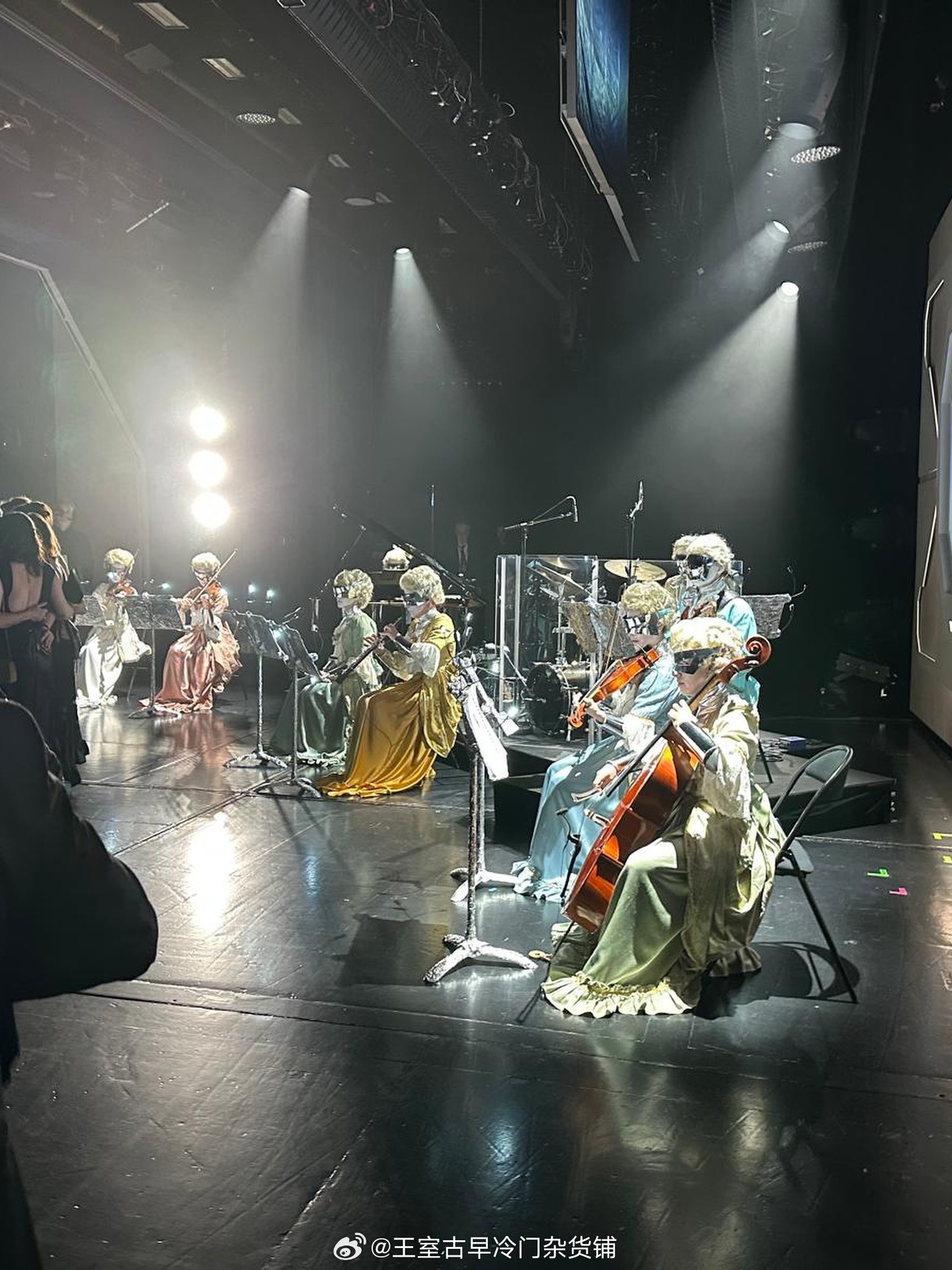 王室王室俄罗斯王室丽贝卡两口子参加玫瑰舞会。