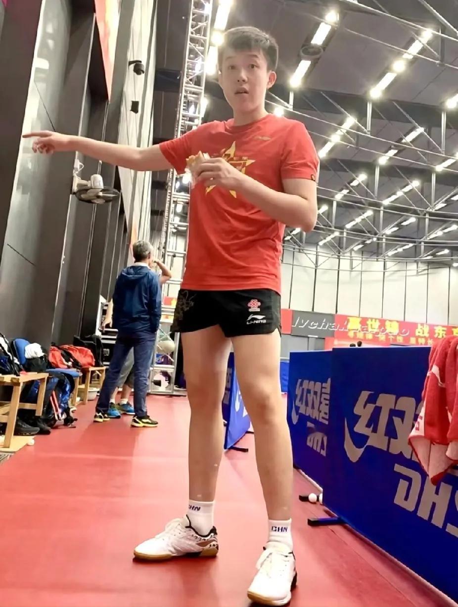 王楚钦：赛场外的“零食爱好者”在训练场馆里，王楚钦又展现出他可爱的一面。只