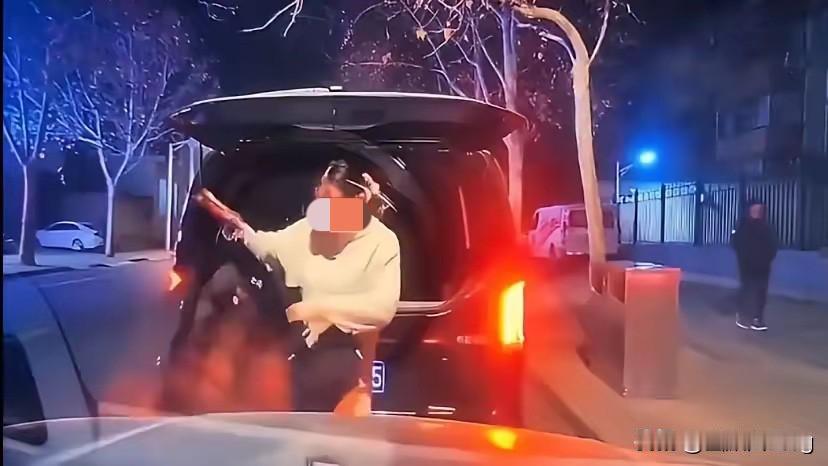 这操作太败好感！街头两车起纠纷等交警，北京奔驰女车主竟淡定换公安大衣，这哪是傲娇