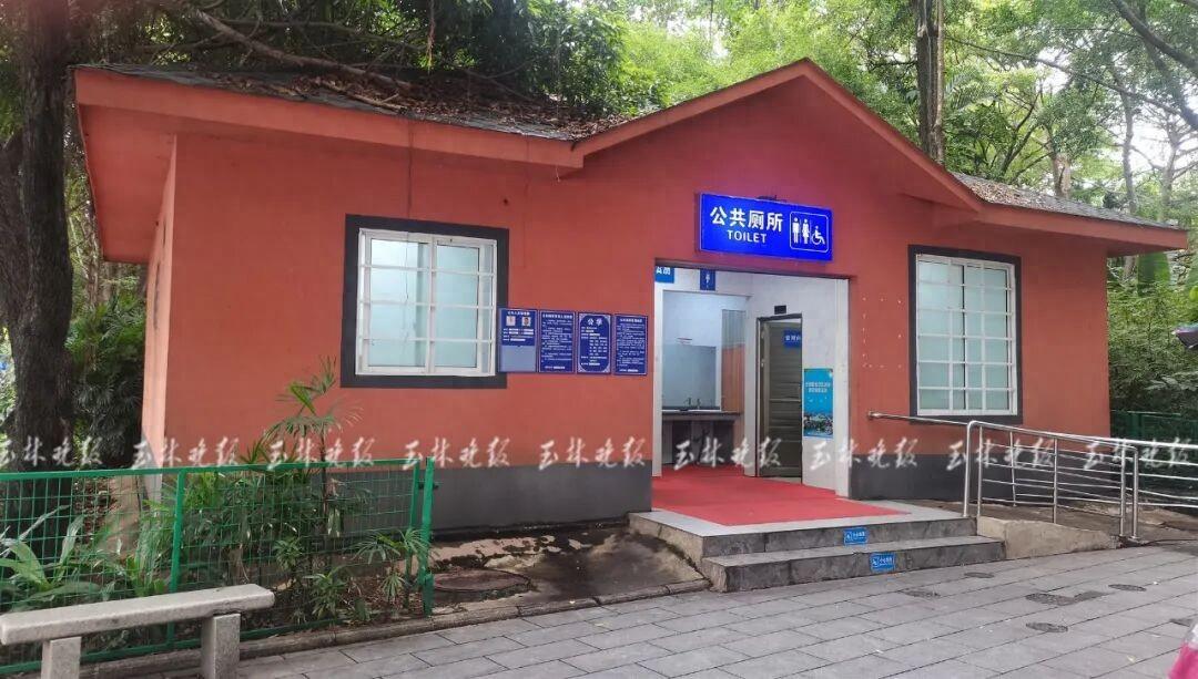 广西玉林，男子闹肚子去公厕上厕所，刚蹲下不一会，就注意到隔间的木板上有一个洞，而