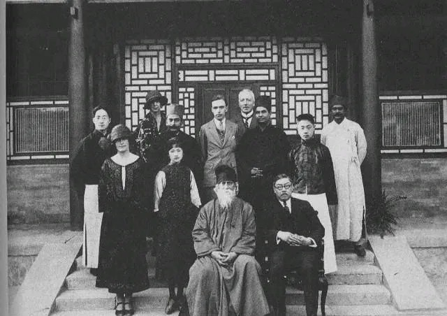 1924年，凌叔华和徐志摩缠绵不清，转头嫁北大主任。婚后，她嫌丈夫不浪漫，和外国