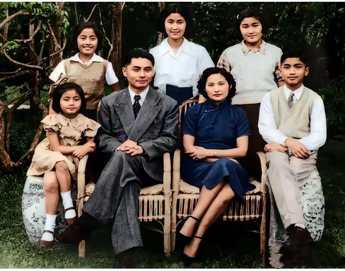 1948年，上海。荣毅仁与妻子杨鉴清，以及子女们的全家福。这是真实的老照片，并非