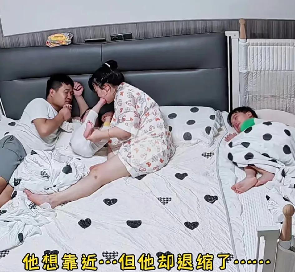 二胎家庭，真能一碗水端平吗？晚饭过后的亲子时光，爸爸妈妈陪小宝开心玩耍，家里欢声