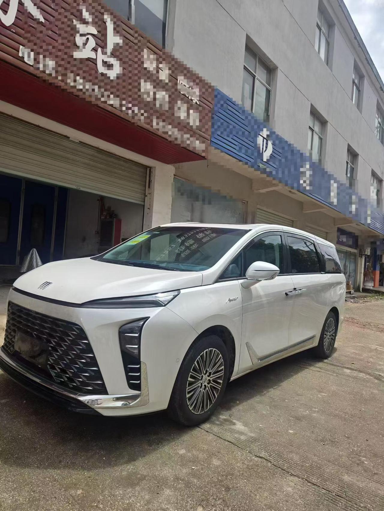 别克GL8，陆尊奢享6座新能源插电混合动力指导价419900，白色出厂2024