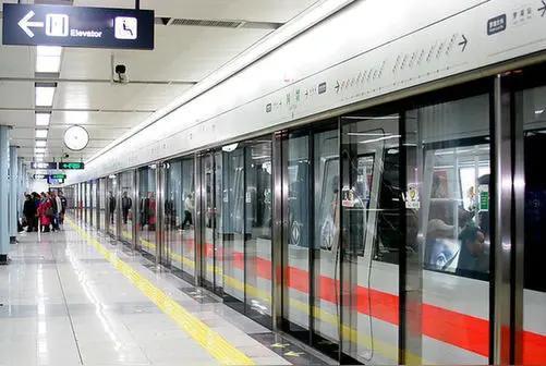 地铁提速生活城市迈入新年，中国大陆GDP万亿俱乐部成员将达30个。包括老徐。