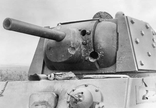 这张1941年的老照片，记录了一辆被德军88毫米炮直接命中的KV-1E