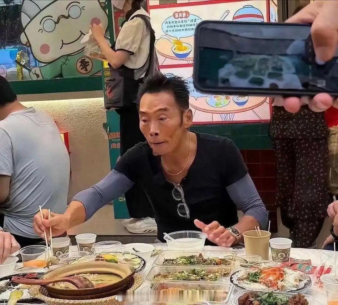 这大哥工作餐也太丰盛了