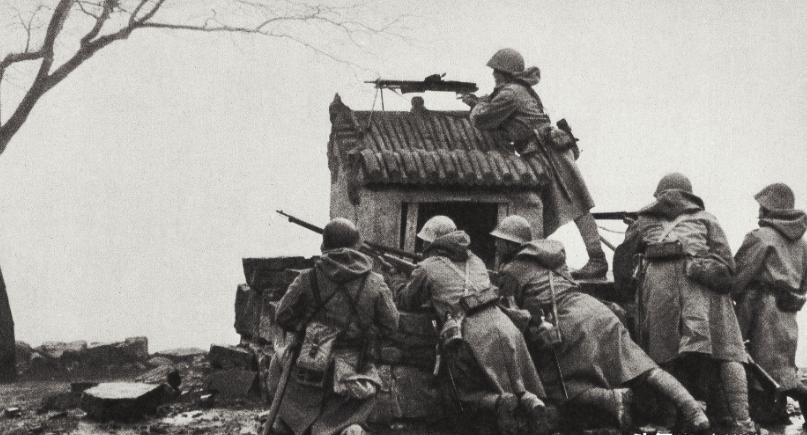 1942年抗战中，日军半夜将八路军包围，大家正商量如何突围时，教导员竟语出惊人。