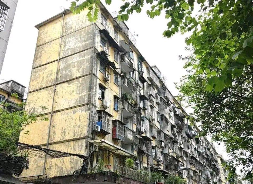 十年前，高层住宅那可是香饽饽，“云端豪宅”的宣传让无数家庭掏空钱包抢购。那时它视