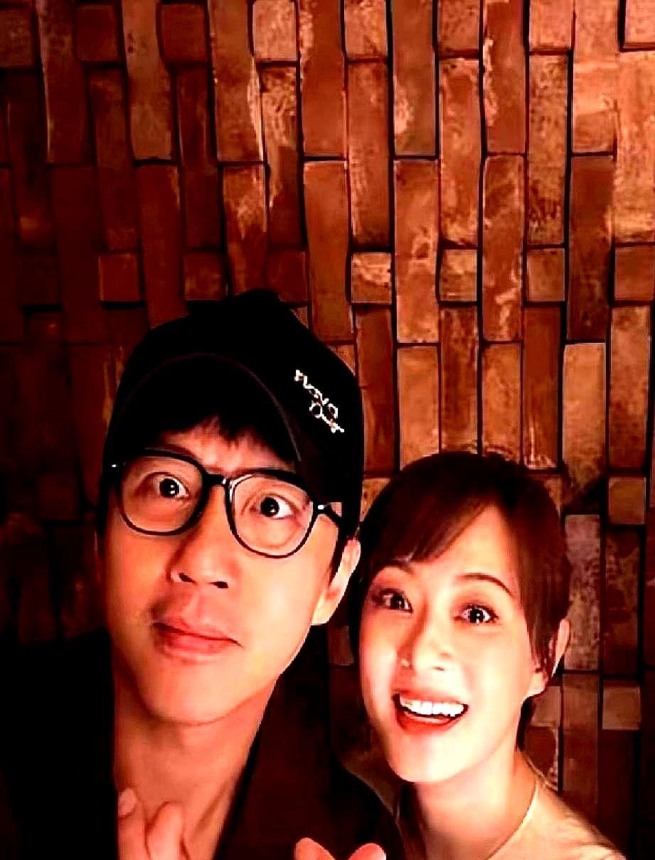 邓超半夜撸串，孙俪九点泡脚。一个往死里作，一个拼命养生。谁也没逼谁改，居然就这么