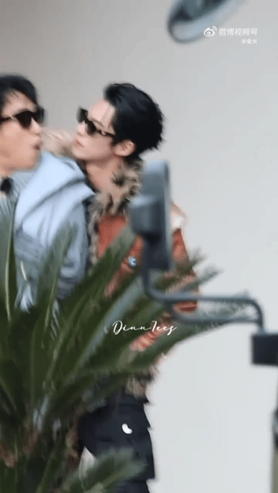 1月6日，王鹤棣于洋勾肩搭背还么么他俩很自然，给屏幕前的我吓一跳！于洋原先一