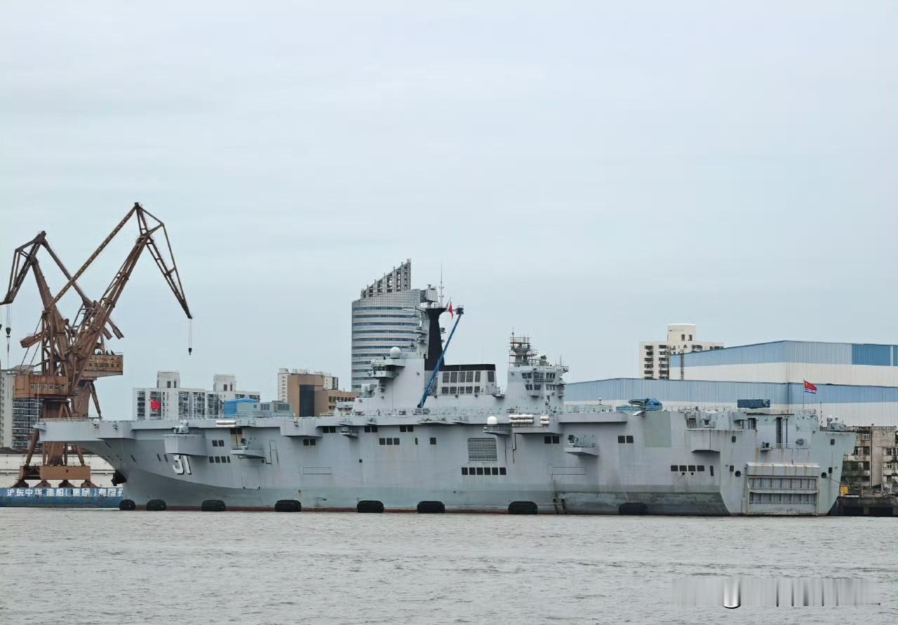 有点意思！从船坞中出来的075海南舰，这舰尾甲板上竟然出现了两台未知的神秘设备！