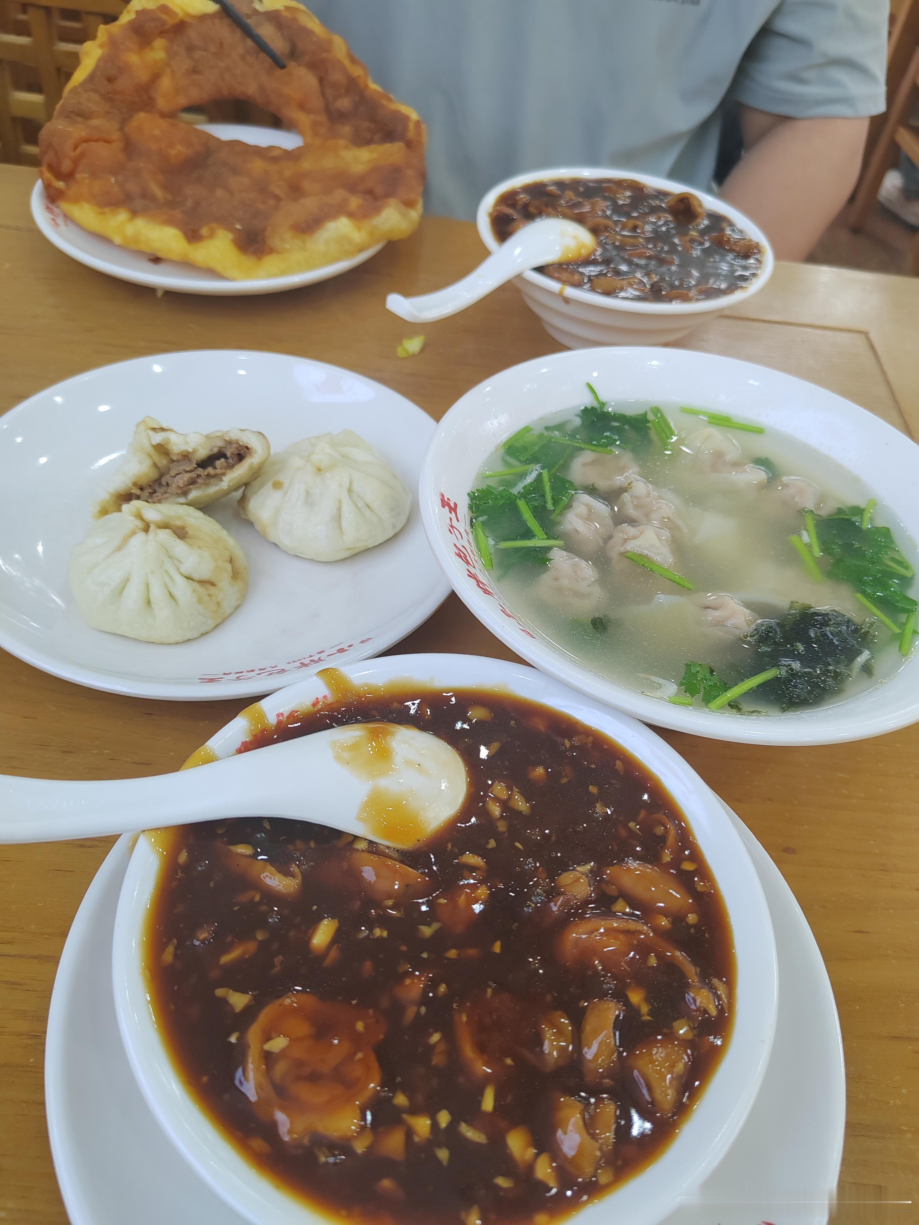 今日份早餐顶配老北京套餐浓稠入味的炒肝，鲜肉馄饨，肉馅包子，再配上酥脆油饼。热乎